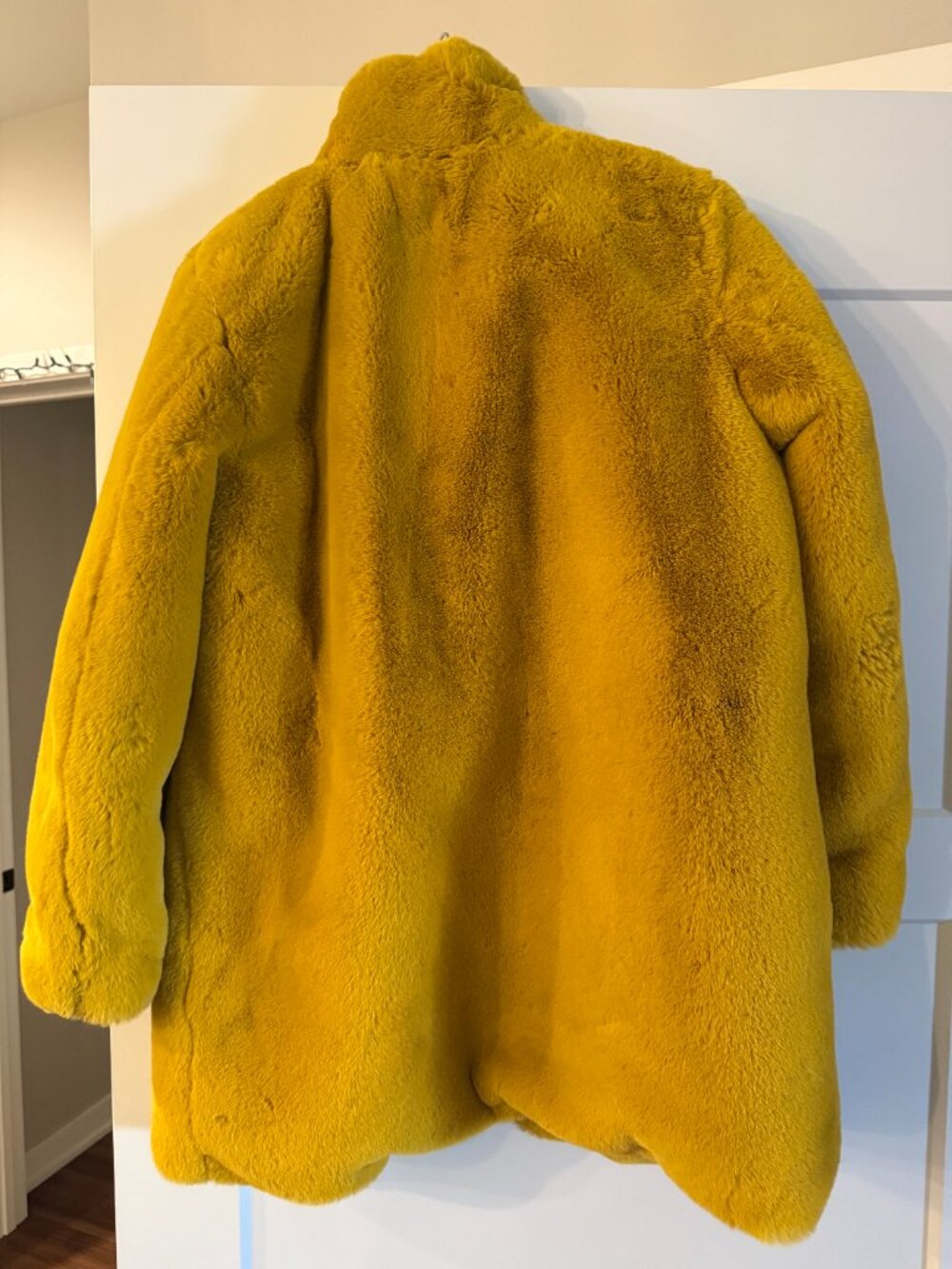 Faux Fir Gold/Yellow Women's coat size M - Nasty Gal - Excellent Condition - Picture 4 of 4